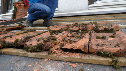 cis2 CraftsmanImageSeries - Roofer with broken bricks  - german Dachdecker mit kaputten Ziegeln - 16to9 g3859