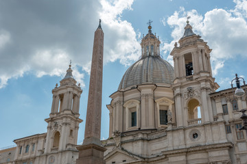 Fototapeta na wymiar Teilansicht der Kirche Sant’Agnese in Agone auf der Piazza Navona in Rom mit dem Obelisken des Vierströmebrunnens im Vordergrund