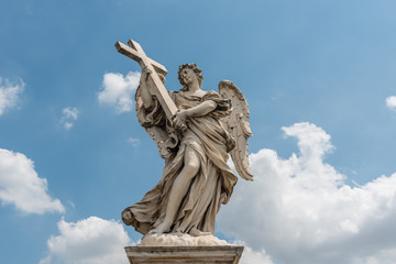 Engelsfigur der Engelsbrücke in Rom vor blauem Himmel