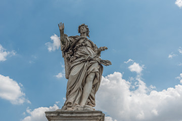 Engelsfigur der Engelsbrücke in Rom vor blauem Himmel
