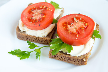 Sandwiches with tomatoes, cream cheese