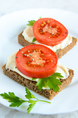 Sandwiches with tomatoes, cream cheese