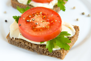 Sandwich with tomatoes, cream cheese
