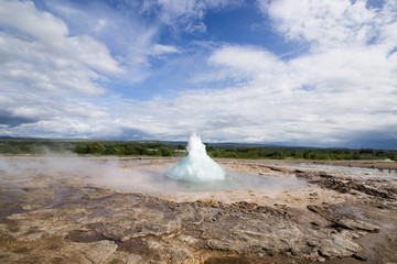 Fase iniziale dell'eruzione del geyser Strokkur, Islanda, 1 di 3 