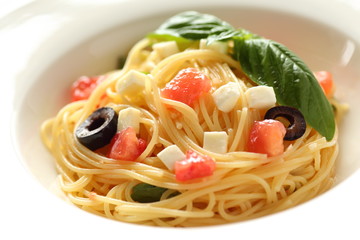 トマトとモッツァレラチーズの冷製パスタ