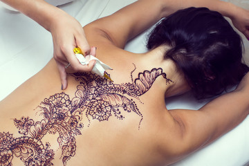 mehendi drawing process in a beauty salon