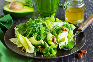 Salad with avocado and pecans.