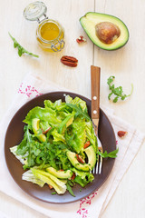 Salad with avocado and pecans.