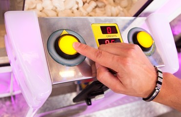 Knopf drücken an Spielautomat nah