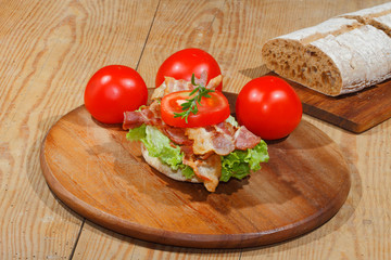 Toast, Toastbrötchen, Bacon,Schinkenspeck, Schinken, Tomaten, Sa