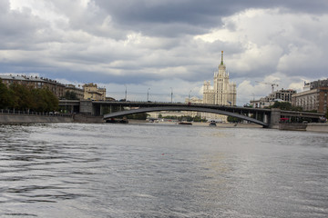 Fototapeta premium Moskou, gezien vanaf een bootje op de rivier de Moskva