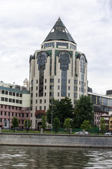 Naklejka premium Moskou, gezien vanaf een bootje op de rivier de Moskva