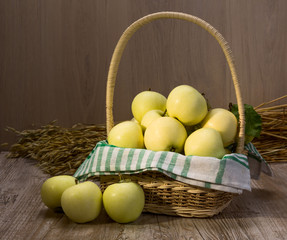 apples varieties of Papirovka in the basket