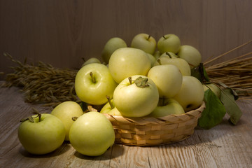 apples varieties of Papirovka in the basket