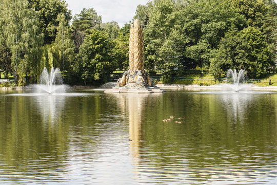 Sprookjeshuis in de botanische tuin Moskou