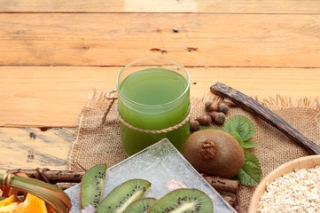Oat flakes with citrus fruit, kiwi fruit and kiwi juice.