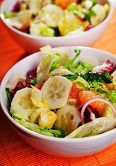 Salad with lettuce, cucumbers and grapefruit