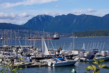 Fototapeta na wymiar Vancouver marina and mountains