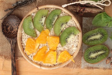 Oat flakes with citrus fruit, kiwi fruit and kiwi juice.