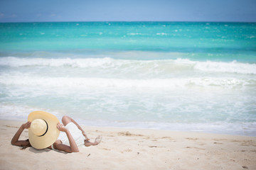 Fototapeta na wymiar ハワイの海辺でリラックスしている女性