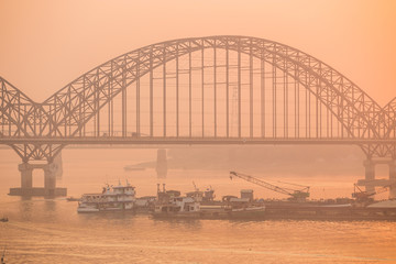 Obraz premium Most Yadanarbon o zachodzie słońca