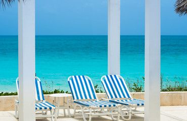 Kuba Strandansicht mit Sonnenliegen