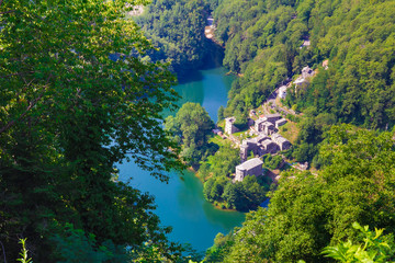 Obraz premium Lago verde nelle alpi apuane