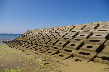 海とコンクリートブロック