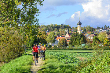 Radfahren in herbstlicher Landschaft