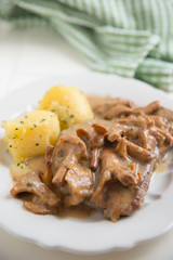 Kotelett mit Pfifferlingen und Kartoffeln
