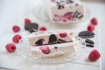 Cookies and Cream Parfait mit Himbeeren
