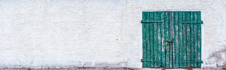 Schuppen mit alter Holztür