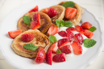 Pfannkuchen mit Erdbeeren und Minze