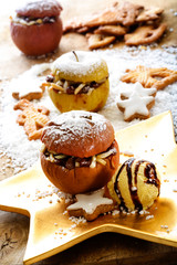 Teller mit Bratapfel, Zimtsterne, Schokosauce, Puderzucker