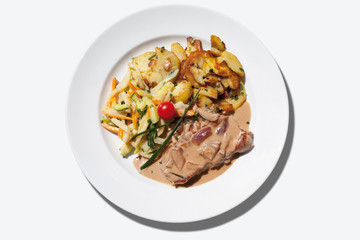 Schweinerückensteak mit Pommes Frites und Julienne vegegetables