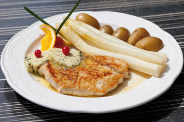 Close up von Putensteak mit Spargel, Kräuterbutter und Kartoffe