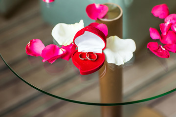  wedding rings on the rose petals