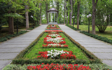 Polanica Zdrój - główna aleja spacerowa w parku zdrojowym, na końcu zabytkowa altana