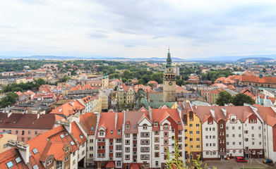 Kłodzko na Dolnym Śląsku - panorama starego miasta widziana z tarasu widokowego wznoszącej się...