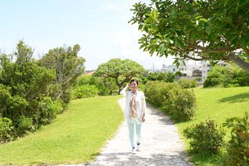 公園で散歩を楽しむ女性