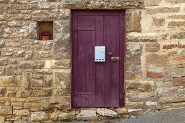 altes Gebäude mit Holztür 