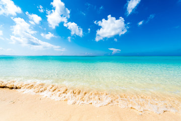 Obraz premium Beautiful sea and the white beach, Okinawa, Japan