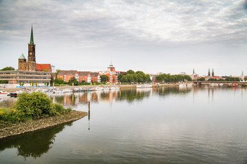 Fototapeta na wymiar Weserufer in Bremen