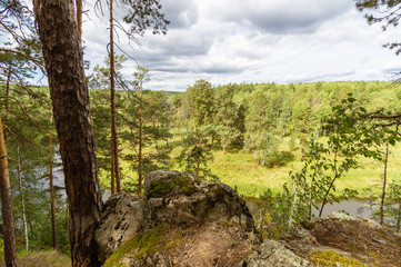 лесной пейзаж с рекой и скалистым берегом, Россия, Урал 