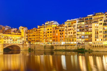 Naklejka premium Arno and Ponte Vecchio at night, Florence, Italy