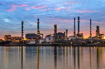 Obraz na płótnie Canvas Oil refinery plant at sunrise