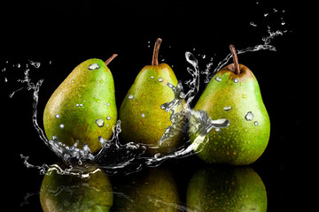 Naklejka na ściany i meble Pears fruits and Splashing water