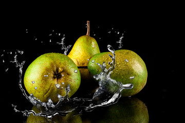 Obraz na płótnie Canvas Pears fruits and Splashing water