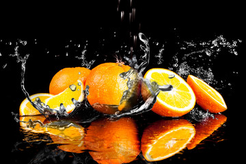 Fototapety  Pomarańczowe owoce i bryzgająca woda