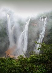 Fototapeta premium Strumienie pięknego wodospadu Jog, Shimoga, Indie, Jog Falls to drugi co do wielkości wodospad w Indiach